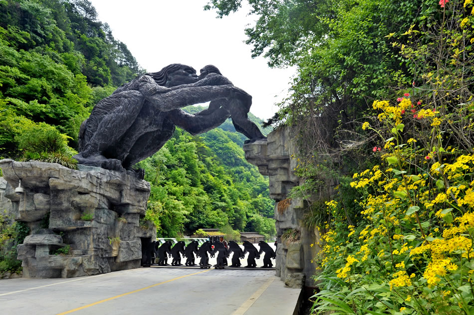 神龍架官門(mén)山景區(qū)野人大門(mén)《母愛(ài)》